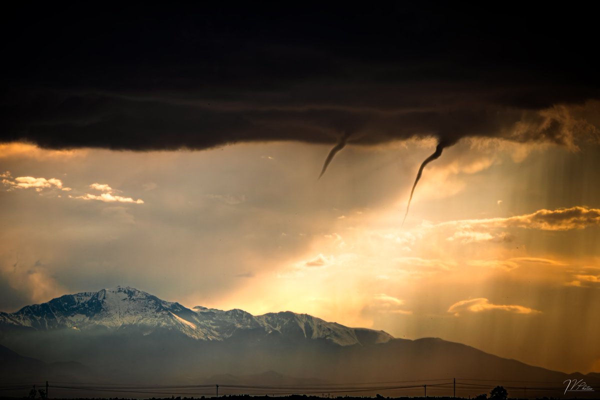 JVP_wx's tweet photo. 📸Some of the more unique and rare moments I've captured while storm chasing!
#wxtwitter #StormHour https://t.co/lGZ6h6Y4ns
