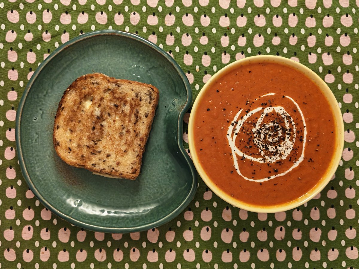 coconutmilkgirl's tweet photo. tomato soup and a grilled cheese https://t.co/dxUqPDVfxi