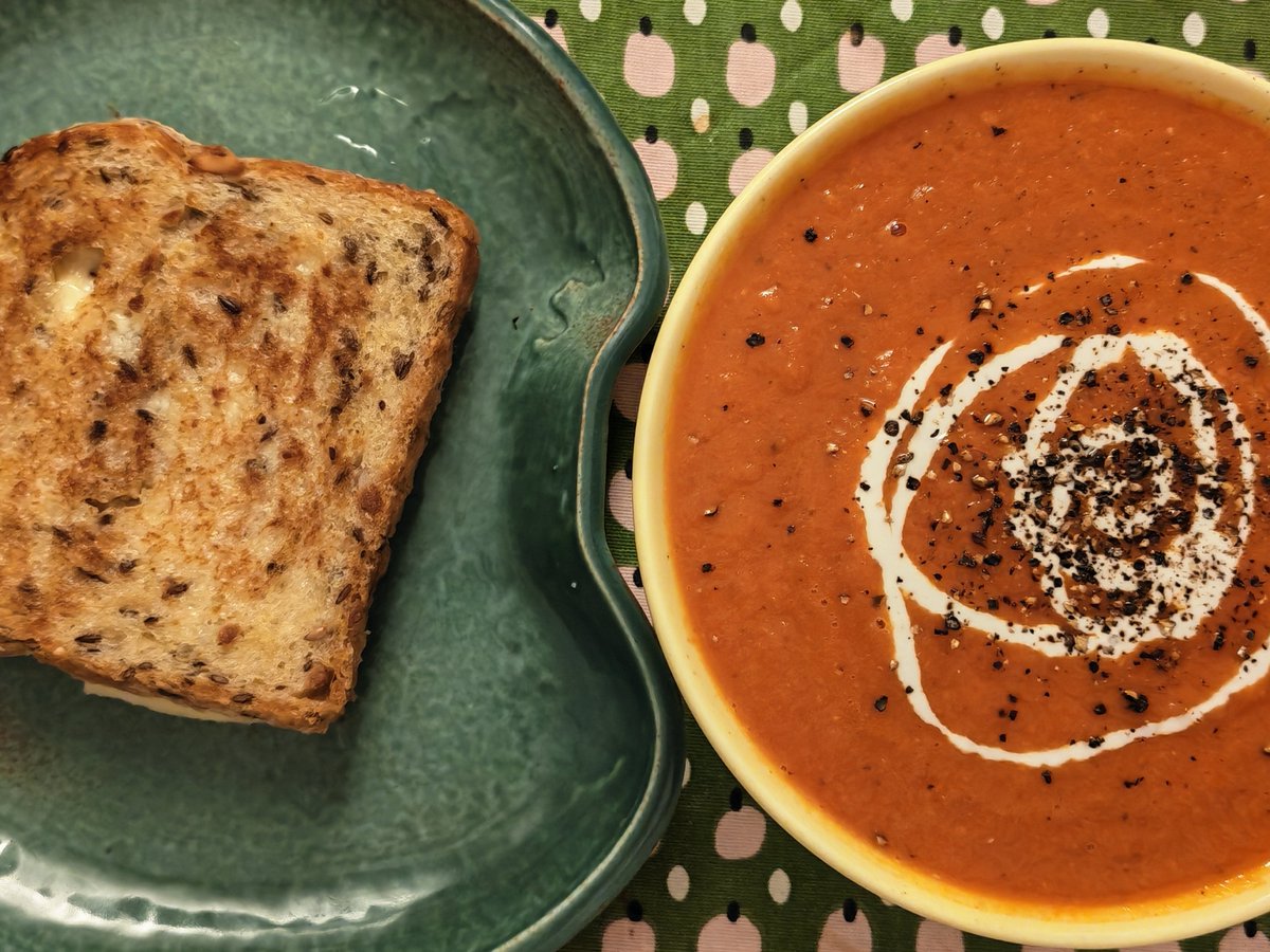 coconutmilkgirl's tweet photo. tomato soup and a grilled cheese https://t.co/dxUqPDVfxi