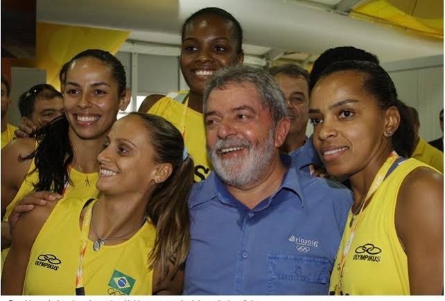 minasdazoeira's tweet photo. voleifãs com lula https://t.co/dy0ykb14CC