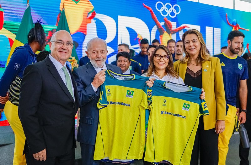 minasdazoeira's tweet photo. voleifãs com lula https://t.co/dy0ykb14CC