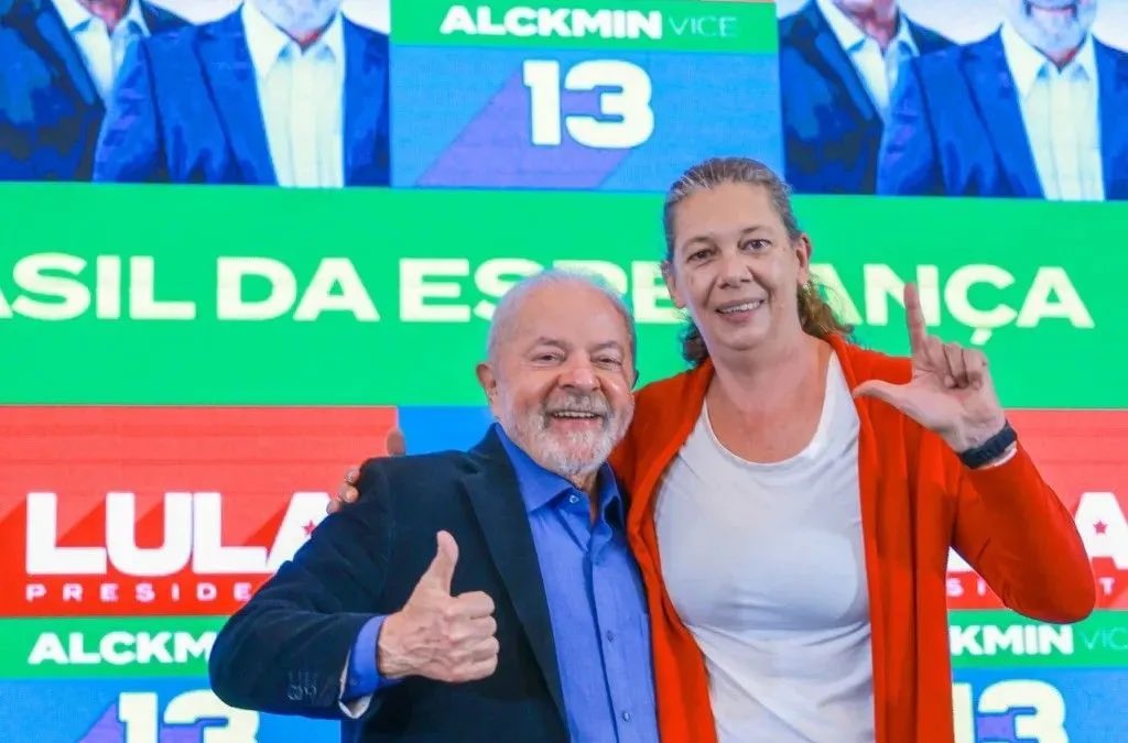 minasdazoeira's tweet photo. voleifãs com lula https://t.co/dy0ykb14CC