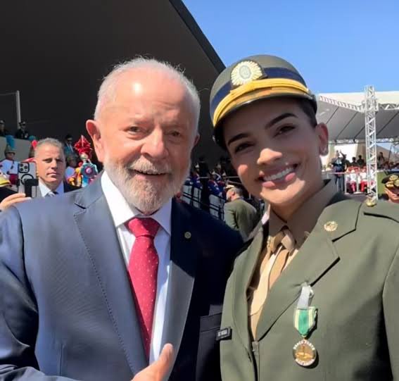 minasdazoeira's tweet photo. voleifãs com lula https://t.co/dy0ykb14CC