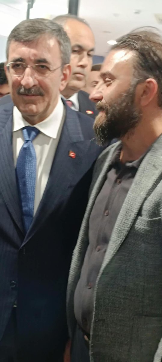 CirakStajFED's tweet photo. STAJ VE ÇIRAKLIK SİGORTASI MAĞDURİYETİMİZİ SAYIN CEVDET YILMAZ’A AKTARDIK⚖️

@Akparti
@_cevdetyilmaz
@AKPartiTBMMGrup
@isikhanvedat 
@memetsimsek
@Alperen53646842
@stajcirak3434

Türkiye Yüzyılı Buluşmaları programında, Federasyon Genel Sekreterimiz Mesut Olgunsoy, Cumhurbaşkanı Yardımcımız, Sayın Cevdet Yılmaz ile görüşme ve istişare etme fırsatı buldu.

Sayın Cevdet Yılmaz’a, staj ve çıraklık sigortasından kaynaklanan hak kayıplarımızı ve yıllardır devam eden sosyal güvenlik mağduriyetimizi dinlediği için teşekkür ediyoruz.

Fiilen çalışma hayatına adım atan stajyer ve çırakların sigortalılık başlangıçlarının emeklilik hesabında dikkate alınmaması, geçmişten günümüze taşınan bir mağduriyettir. Bu sorun artık görmezden gelinmemeli, çözüm için somut adımlar atılmalıdır.

Talebimiz nettir: Staj ve çıraklık dönemlerimizin emeklilik başlangıcı olarak kabul edilmesi ve yaşanan hak kaybının giderilmesi için yasal düzenleme yapılmasını istiyoruz.

Bizler yıllardır aynı talebi dile getiriyoruz:
Artık söz değil, çözüm istiyoruz.

Staj ve çıraklık sigortası mağduriyeti çözüme kavuşana kadar mücadelemizi kararlılıkla sürdüreceğiz.

Mesleki Eğitime
#3308YasaAmbargosu