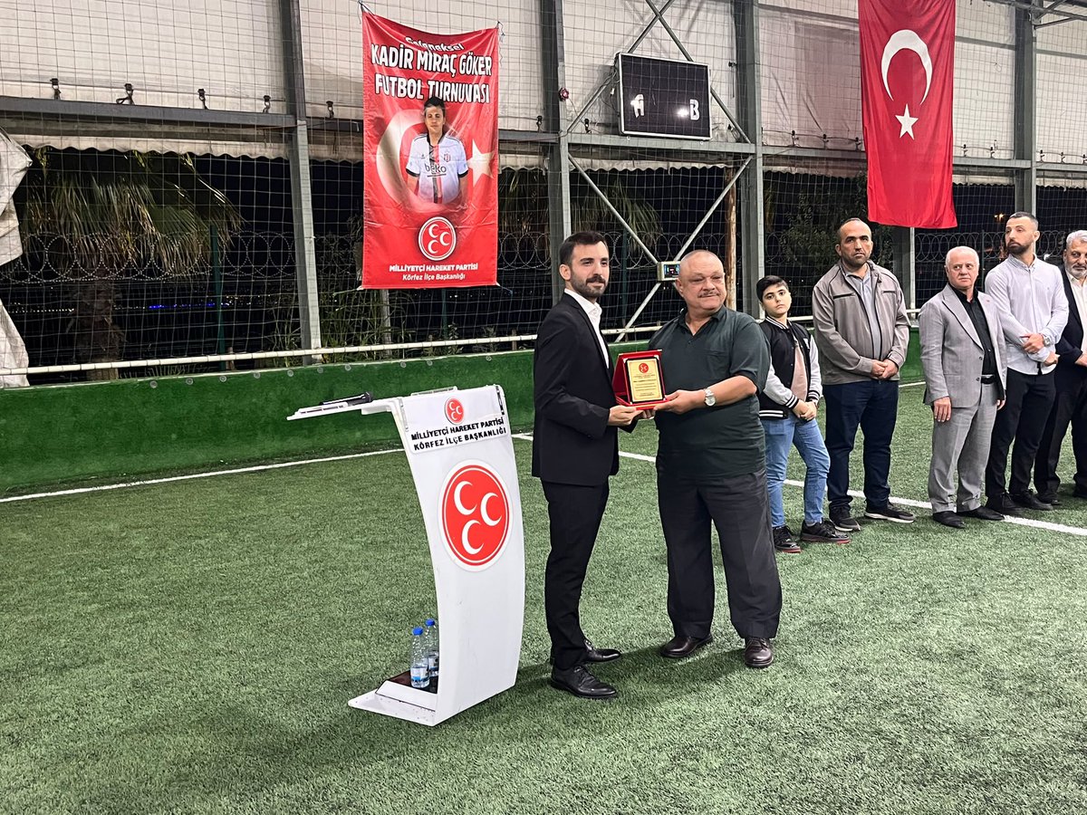 doganbekiroglu's tweet photo. 2.sini düzenlediğimiz Geleneksel Kadir Miraç Göker Futbol Turnuvası Final Maçı ve Kupa Törenini başarı ile tamamlamanın mutluluğunu yaşamaktayız.
Şampiyon olan Ağadere Bölge Takımımızı tebrik eder başarılarının devamını dilerim. 
Turnuvamızın final maçı ve kupa törenine katılım sağlayarak bizleri onore eden kıymetli İl Ocak Başkanıma , Belediye Başkanıma , Ak Parti İlçe Başkanımıza , İl Sekreterimize , İl Yöneticimize,  İl Disiplin Kurulu Üyelerimize , Körfez ve Derince Ocak Başkanlarımıza , Belediye Başkan Yardımcılarımıza , Meclis Üyemize, Körfez Belediyesi Spor İşleri Müdürümüze , Muhtarımıza , STK Başkanlarımıza ve Federayon Başkanımıza , Gazetecimize  ve üstün gayret ile tüm maçlarımızı başarı ile yöneten hakemimize teşekkür ederim. 
Bu vesile ile Kadir Miraç kardeşimizi rahmet ve özlemle yad ediyoruz. Mekanı cennet olsun inşallah @MHP_Bilgi