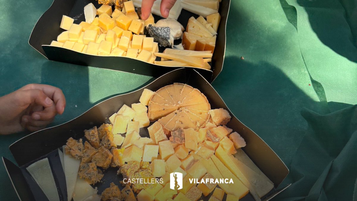 Verds's tweet photo. 🧀Després de l’actuació de Sant Miquel hem fet un vermut amb formatges a cortesia de @xerigots!

Moltes gràcies!💚

#castellers 
#castells https://t.co/KBzBgB1jN2