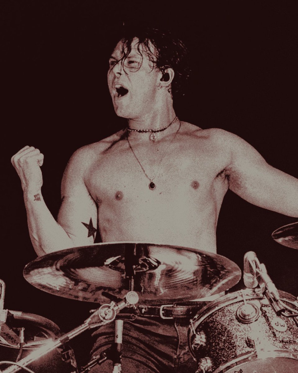 drvmmed's tweet photo. heard  it’s  #seductivesunday  and  of  course  i  can’t  pass  the  opportunity.  what’s  more  hotter  than  a  sweaty  drummer  with  his  shirt  off?  💦  enjoy. https://t.co/4sDQoW7TiK