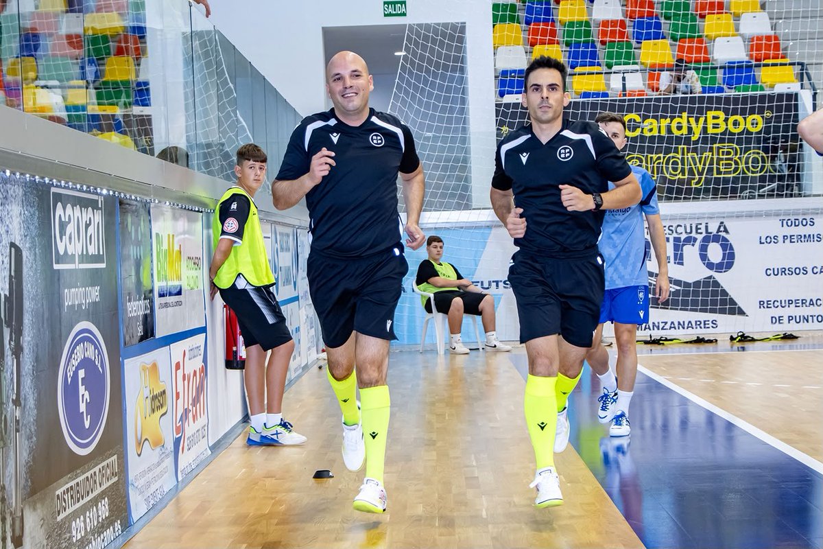 CoGAFS's tweet photo. 🏆 Liga Prime | Apertura | Jª 3
👥 Luis Manuel Manso / Roberto Amor
👥 Ricardo García-Carpintero / Eduardo Salazar
@ManzanaresFS 🆚 @fsalagarcia
📸 @ManzanaresFS
#futsal #aretofutbola #futsalreferee #manzanares #cogafs https://t.co/AfDfV7W7RV