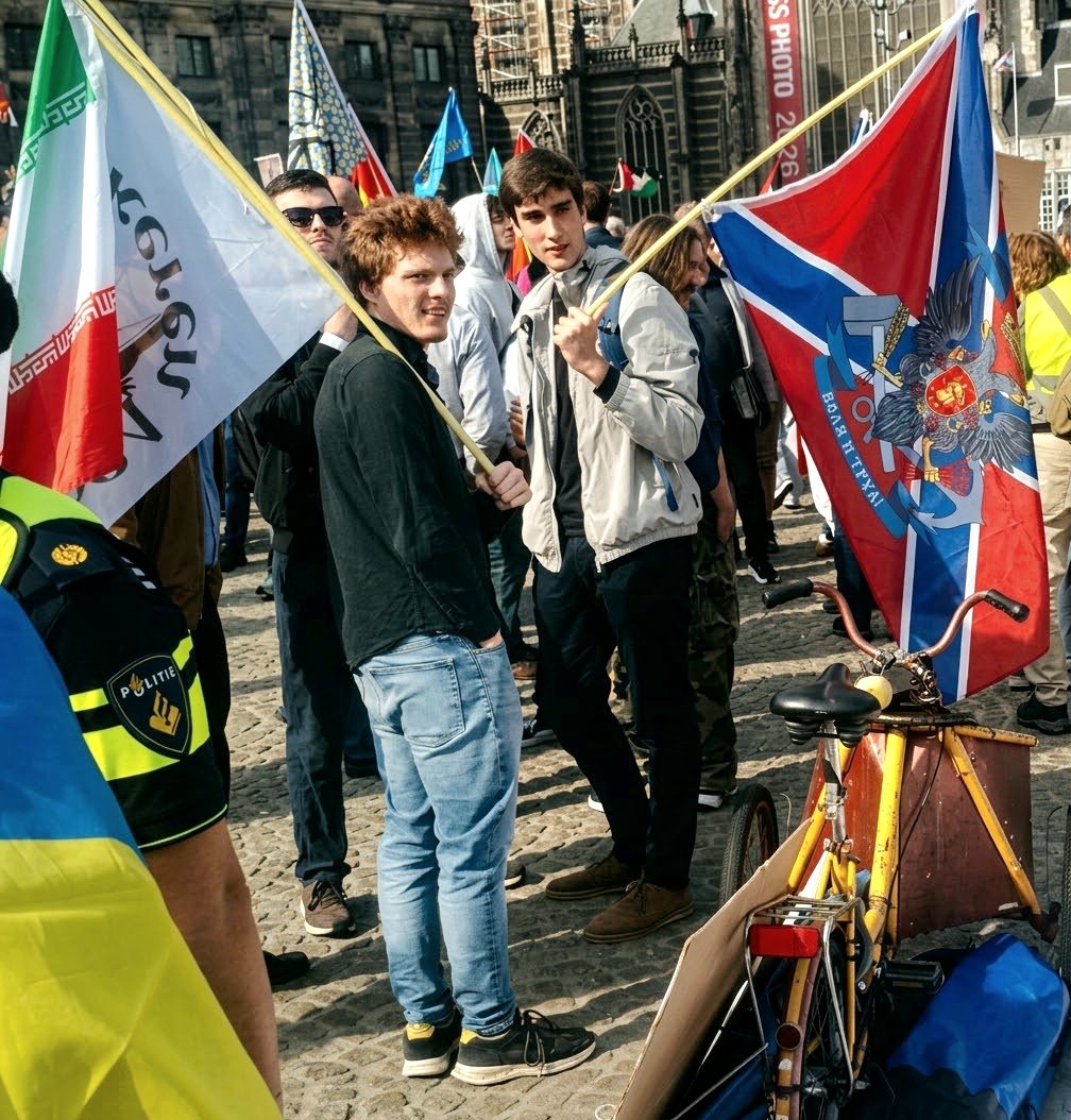 willem_bram's tweet photo. Sjoerd de Groot vandaag op de Dam. Sjoerd meent dat Oekraïne door Rusland wordt "bevrijd" en bezocht recent Moskou en de rechterhand van Maduro in Venezuela. Hier staat Sjoerd naast de "Novorossia" vlag. In Russische staatsmedia kwam de club van Sjoerd vandaag uitgebreid aan bod. https://t.co/yLbtpewU7P