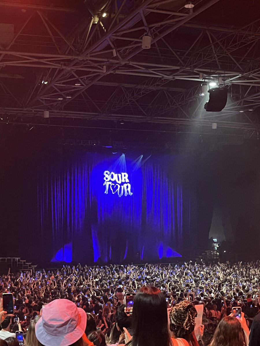 vzmpirehollie's tweet photo. moi au zénith sold out d’olivia rodrigo en 2022 parce qu’anouk a chanté sa chanson à la star academy en 2025 https://t.co/7wI78M41Po