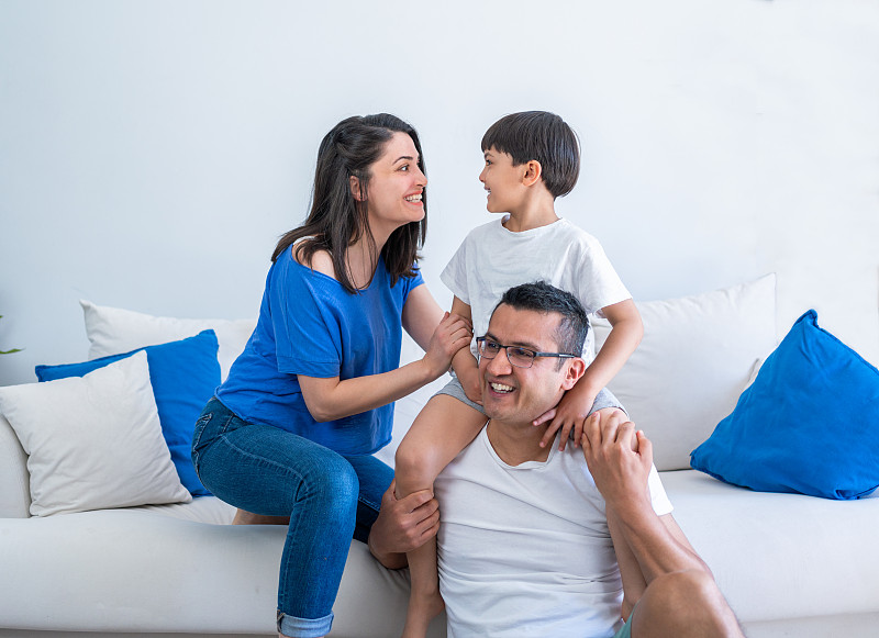 VictorPerrhcvb's tweet photo. Padre e hijo construyen una cabaa de cartón este fin de semana: risas, creatividad y muchos momentos bonitos. ， https://t.co/MUQUWfglt7