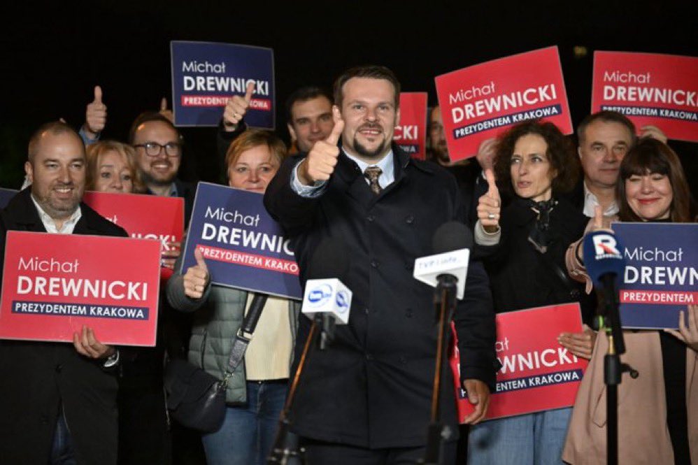 BeataSzydlo's tweet photo. Gratuluję @MichalDrewnicki świetnego wyniku i najlepszej kampanii spośrod wszystkich krakowskich kandydatów! Krakowianom życzę mądrego wyboru w drugiej turze. https://t.co/uoD0lZXlQJ