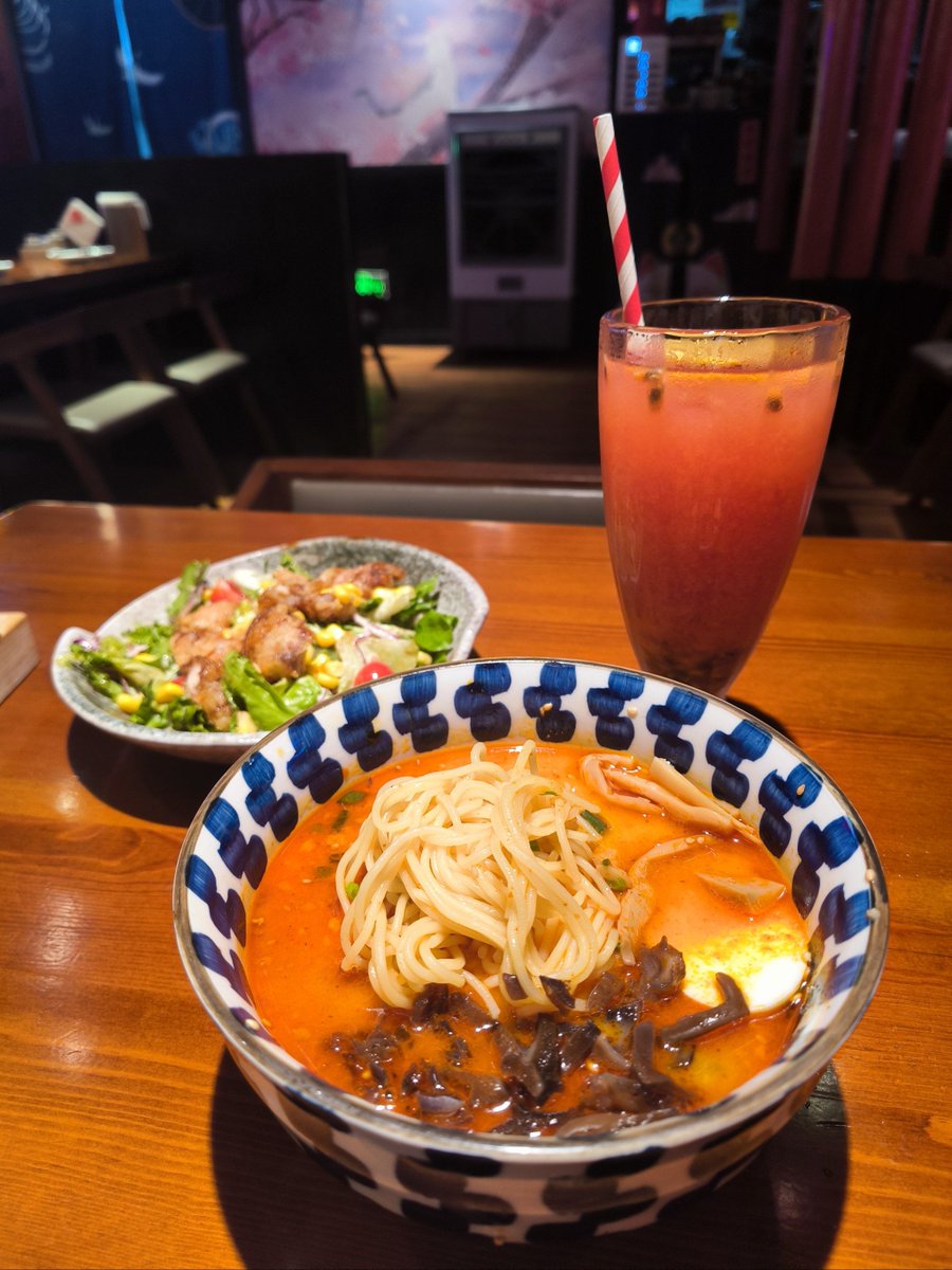 MelanieKealwz's tweet photo. 深夜の食堂で温かいポトフとパン、心も体も満たされるひととき。今日もお疲れ様、ゆっくりしていって。 https://t.co/EP1SumtNtm