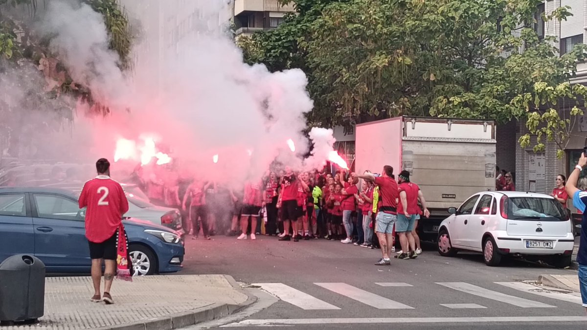 jjabatoscdm's tweet photo. La semana pasada, en Irún, muchos disfrutasteis de una jornada de las de antes: bombo, megáfono, canciones, viajes y grada. Algo bueno tenía que tener esta categoría...
Esta semana, con Unionistas, nos ha tocado vivir la otra cara.
Ellos han sido de 10. A pesar de las trabas, han entendido el fútbol como nosotros lo entendemos: rivalidad, pasión y respeto.
Había un acuerdo entre ambas aficiones: ellos podían meter sus elementos de animación en Anduva y nosotros haríamos lo mismo en Salamanca. A ellos NO se les ha permitido!!
Y que quede claro: no fue la Policía Nacional. En todo momento se nos trasladó que no existe ninguna ley que prohíba esos elementos en esta categoría. La decisión ha sido de nuestro club…
Ellos(Unionistas),pese a todo, nos han dicho que en Salamanca nos dejarán meter los nuestros. Podrían mirar hacia otro lado, pero han decidido hacerlo porque entienden el fútbol de otra manera.Y eso dice mucho.
Nos duele y nos jode. Porque querer al Mirandés también significa saber decir cuando algo no se ha hecho bien.
Nosotros seguiremos siendo los de siempre: grada, bombo, viajes, canciones y pasión por este escudo.
Porque el fútbol que queremos recibir fuera, también tenemos que saber darlo en casa.
Gracias, Unionistas!!
AÚPA MIRANDÉS.