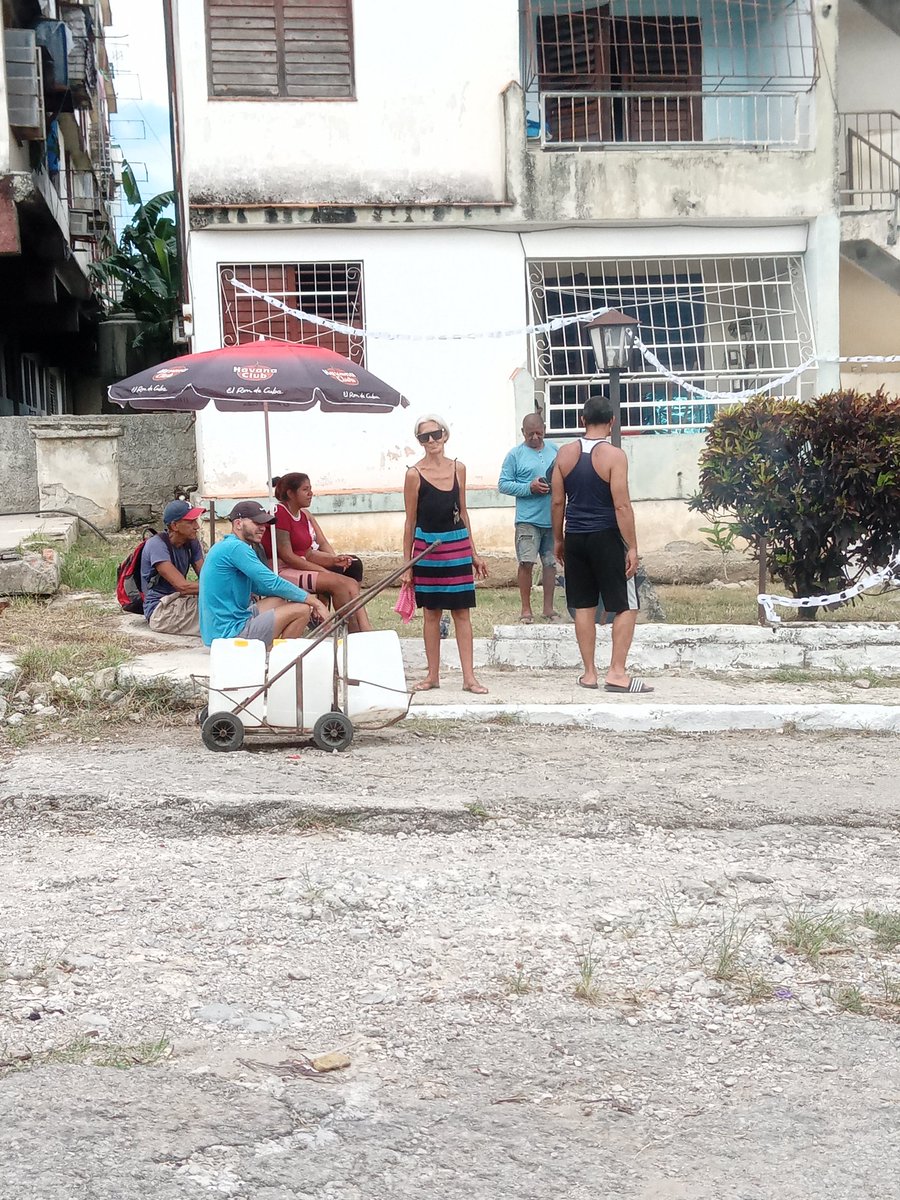 Elsa1361117's tweet photo. El CDR 2 de la circunscripcion 59 de vista alegre Lawton se reunen los cederista  , con actividades de trabajo voluntario, cadenetas, caldosa y actividad de los infantes en conmemoracion del 66 Aniversario de los CDR https://t.co/JDA1MpAMX2