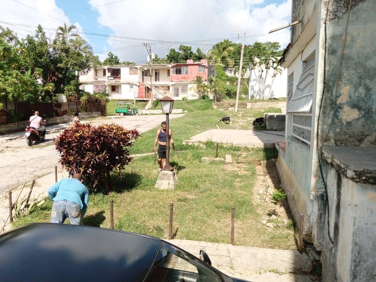 Elsa1361117's tweet photo. El CDR 2 de la circunscripcion 59 de vista alegre Lawton se reunen los cederista  , con actividades de trabajo voluntario, cadenetas, caldosa y actividad de los infantes en conmemoracion del 66 Aniversario de los CDR https://t.co/JDA1MpAMX2