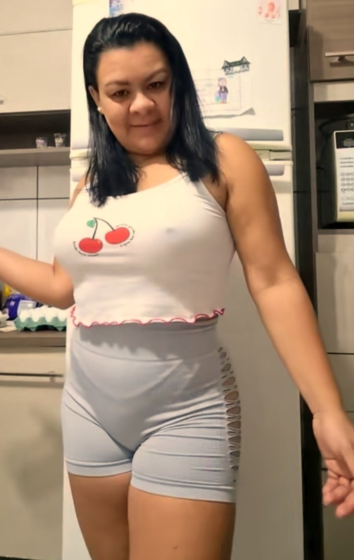 Divorciadocuck's tweet photo. É assim corno que sua esposa tem que sair a rua, sem sutiã, shortinho colado marcando a calcinha e a buceta https://t.co/ezb2dYpeBq