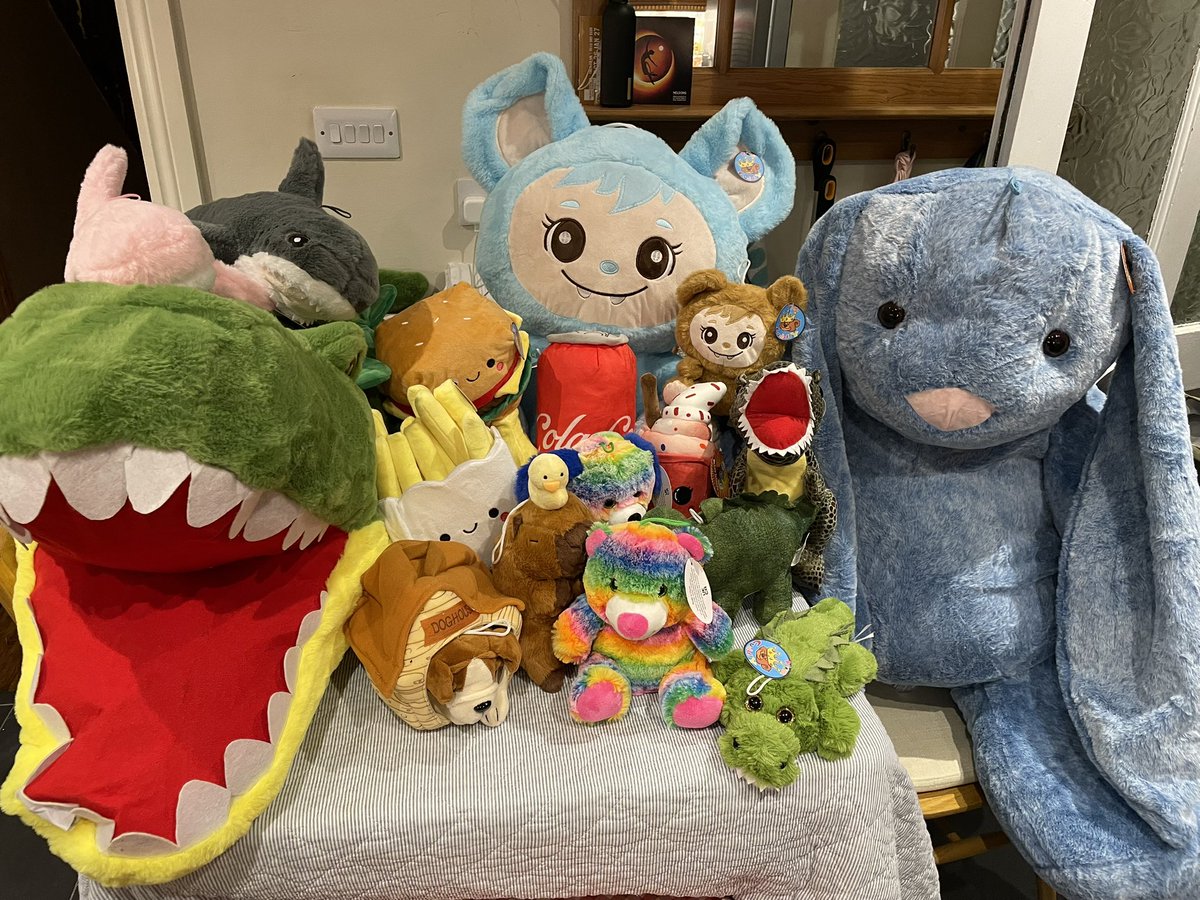 Lisa_Marie_68's tweet photo. Another trip to the Nottingham Goose Fair.
Korean corn dog and curried mutton with rice and peas.
Won less teddies tonight 🧸 🧸 🧸 
Hard work carrying them all, the bigger ones were longer than me 😆😆😆 https://t.co/bjBfAeYmyK