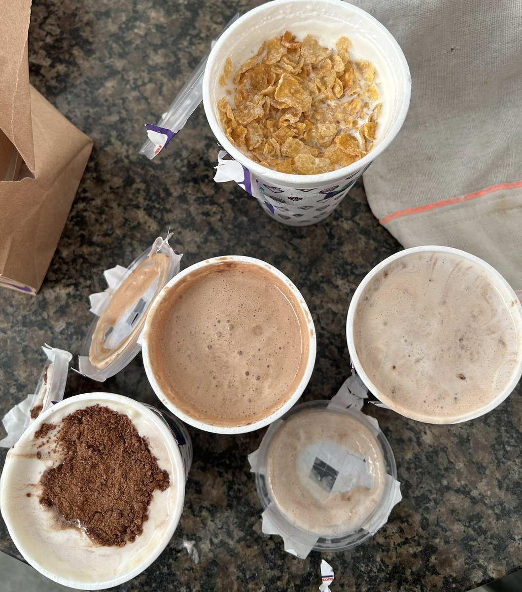 fernandoalberth's tweet photo. @iFood está afastando cada vez mais os clientes. Eu pedi milk-shake e além de vim errado, o entregador tinha outras entregas e quando chegou aqui só chegou a água e negam o reembolso. @bobsbrasil promete morango cravejado e entrega isso para o cliente. https://t.co/qKIRF95z06