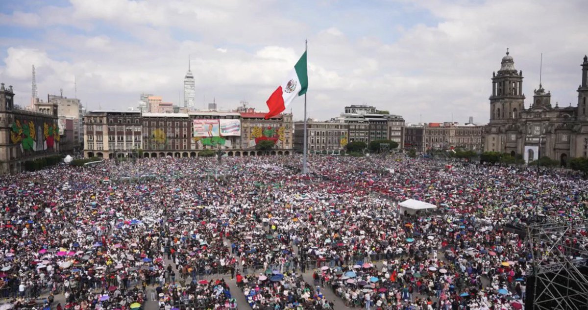 YouleeGuzman's tweet photo. Con mucho gusto acompañamos a nuestra PresidentA la Dra. @Claudiashein en su segundo informe de Gobierno. 

México tiene rumbo y ese rumbo lo marca el pueblo de México; se gobierna con honestidad y se transforma con resultados.

#ClaudiaDaResultados ✅ #SegundoInforme

¡Es un honor estar con Claudia hoy! 🇲🇽🫶🏻❤️
