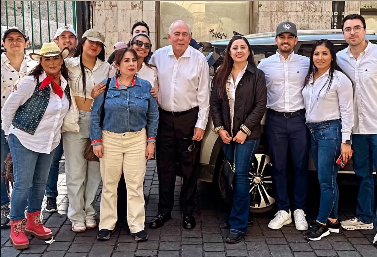 YouleeGuzman's tweet photo. Con mucho gusto acompañamos a nuestra PresidentA la Dra. @Claudiashein en su segundo informe de Gobierno. 

México tiene rumbo y ese rumbo lo marca el pueblo de México; se gobierna con honestidad y se transforma con resultados.

#ClaudiaDaResultados ✅ #SegundoInforme

¡Es un honor estar con Claudia hoy! 🇲🇽🫶🏻❤️