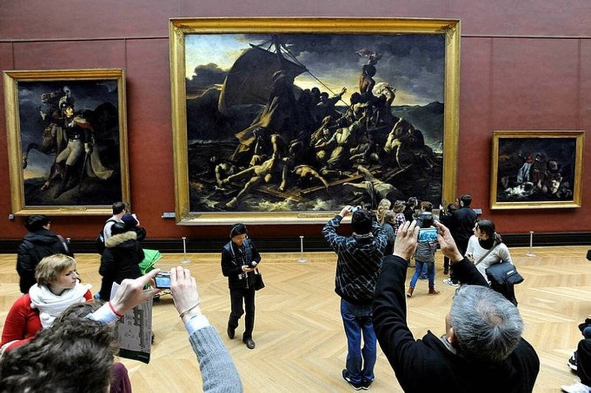 oylemimosyo's tweet photo. 🎨 Çünkü Leydim, bu gemiden kurtulan iki kişi yaşadıklarını anlatınca Fransa’da büyük bir skandal patladı.

Cerrah Henri Savigny ve mühendis Alexandre Corréard, salda yaşananları ayrıntılarıyla anlattılar. Açlık ve susuzlukla birlikte delilik, intihar, cinayet ve yamyamlık yaşandığını söylediler. 

Bu hikâye ressam Théodore Géricault’yu derinden etkiledi. Géricault hayatta kalanlarla görüştü, cesetleri inceledi ve sonunda yaklaşık 5 metre yüksekliğinde, 7 metre genişliğinde devasa bir tablo yaptı: Le Radeau de la Méduse. 

1819’da sergilenen tablo yalnızca bir gemi kazasını göstermiyordu. Aynı zamanda Fransız yönetiminin beceriksizliğini ve yaşanan skandalı gözler önüne seriyordu. Ve bugün, o devasa tablo Louvre’da hâlâ duruyor.

Bir zamanlar gerçek insanların hayatta kalmak için savaştığı o sal, 200 yıl sonra sanat tarihinin en meşhur görüntülerinden biri oldu. 🎨🌊

#sanat