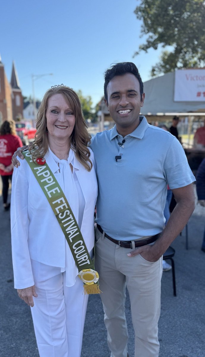 VivekGRamaswamy's tweet photo. Small-town Ohio is the backbone of our state. Really great to go back to the Jackson Apple Festival last night. 🍎 https://t.co/S3pprWciab