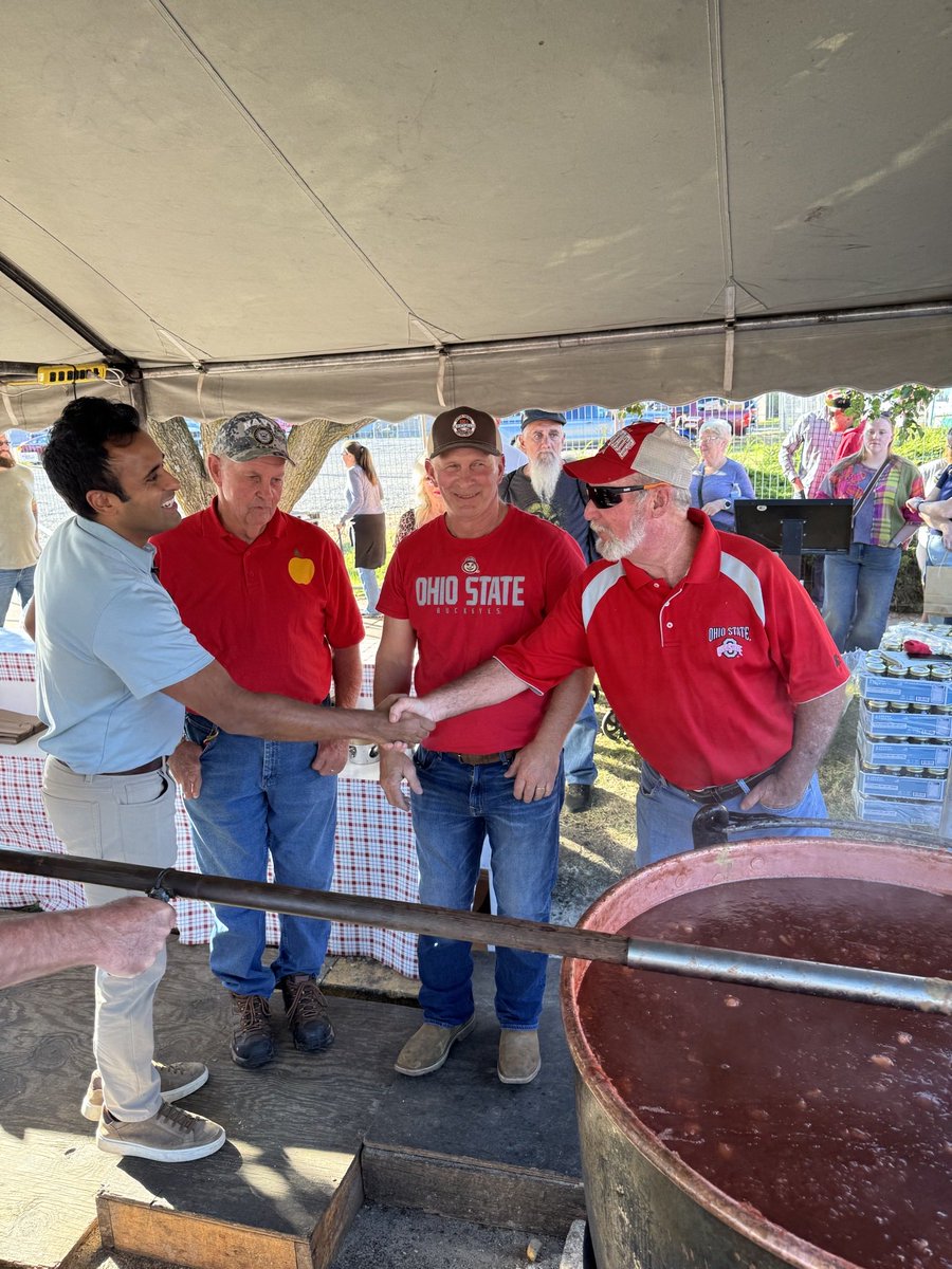 VivekGRamaswamy's tweet photo. Small-town Ohio is the backbone of our state. Really great to go back to the Jackson Apple Festival last night. 🍎 https://t.co/S3pprWciab