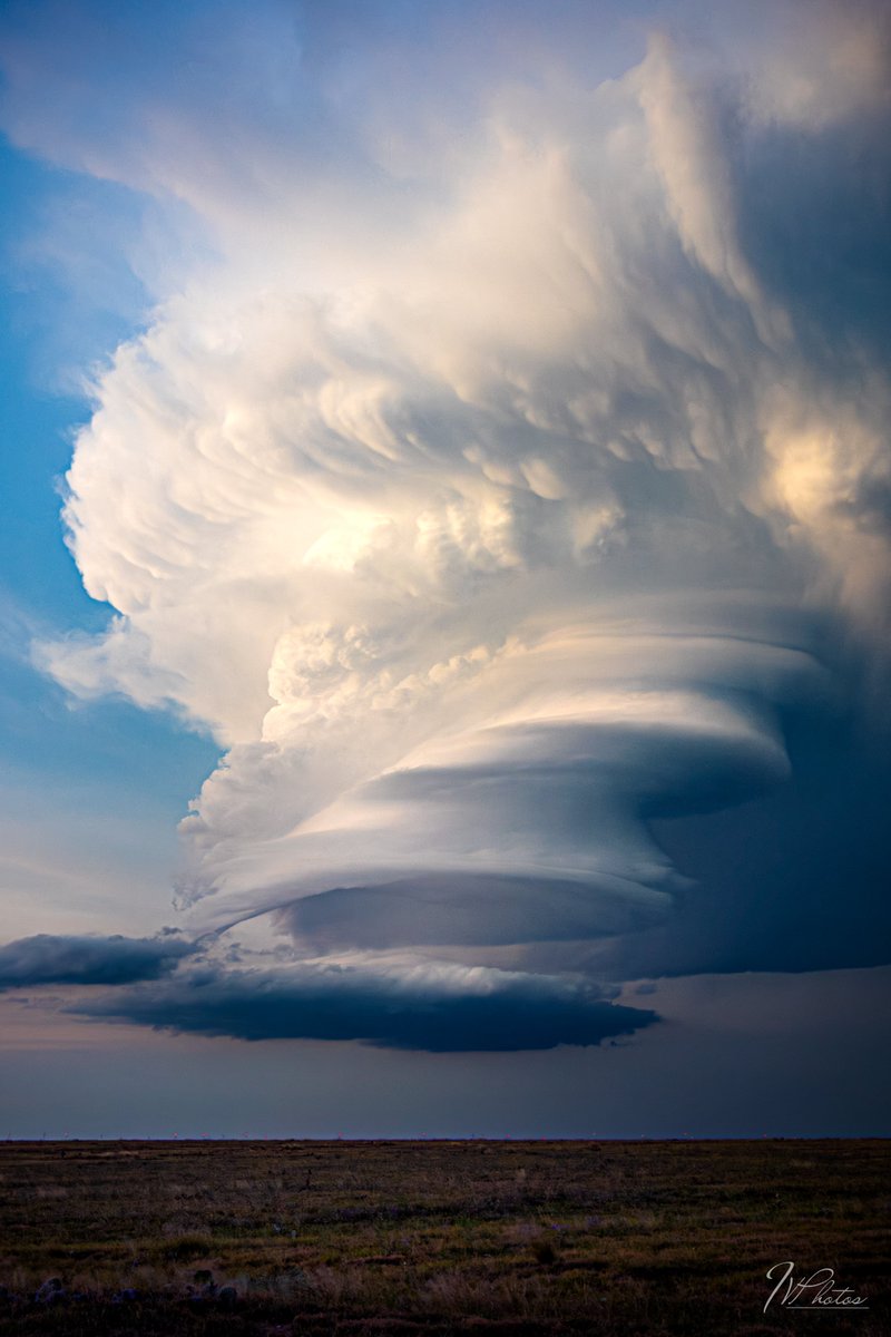 JVP_wx's tweet photo. 📸Some of the more unique and rare moments I've captured while storm chasing!
#wxtwitter #StormHour https://t.co/lGZ6h6Y4ns