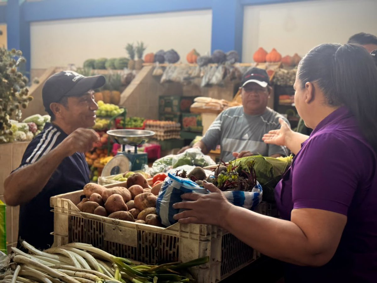 GoberManabi's tweet photo. #GobiernoDelEcuador 
Con el objetivo de cuidar el bolsillo de los manabitas, la gobernadora de Manabí visitó los mercados de Santa Ana:

✅Mercado Feria Libre
✅Mercado de Abarrotes
✅Mercado de Mariscos
✅Mercado Ayacucho https://t.co/NKRof3MQai