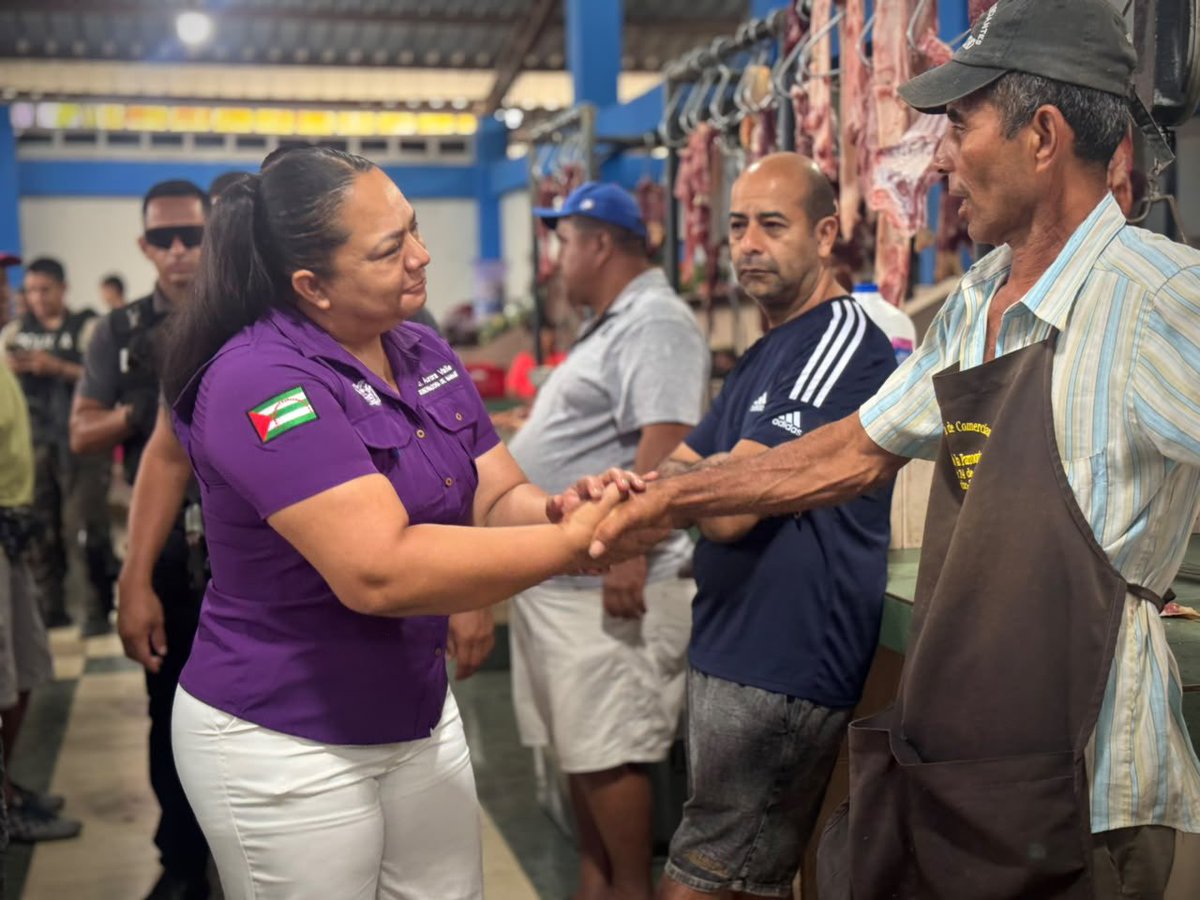 GoberManabi's tweet photo. #GobiernoDelEcuador 
Con el objetivo de cuidar el bolsillo de los manabitas, la gobernadora de Manabí visitó los mercados de Santa Ana:

✅Mercado Feria Libre
✅Mercado de Abarrotes
✅Mercado de Mariscos
✅Mercado Ayacucho https://t.co/NKRof3MQai
