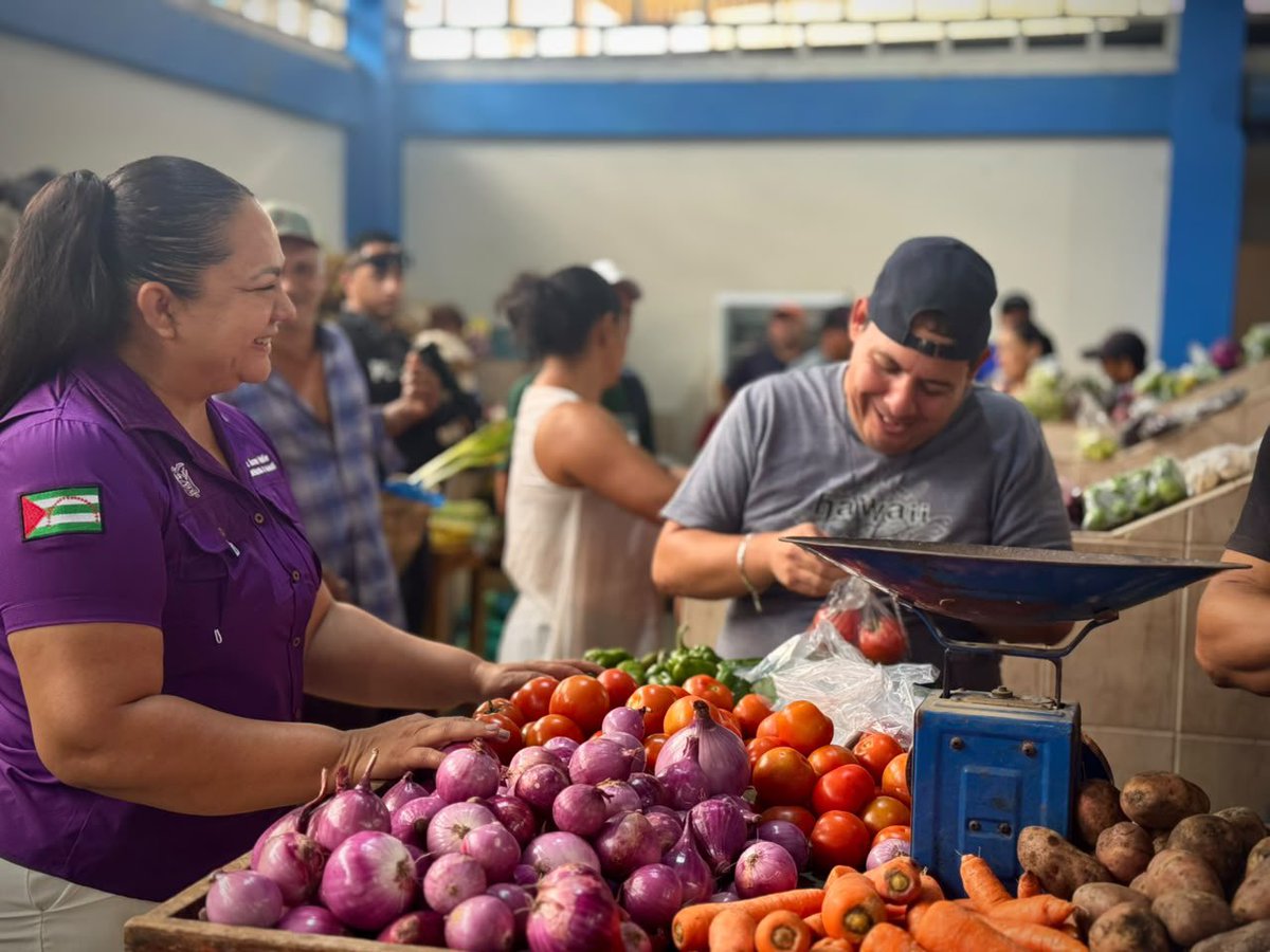 GoberManabi's tweet photo. #GobiernoDelEcuador 
Con el objetivo de cuidar el bolsillo de los manabitas, la gobernadora de Manabí visitó los mercados de Santa Ana:

✅Mercado Feria Libre
✅Mercado de Abarrotes
✅Mercado de Mariscos
✅Mercado Ayacucho https://t.co/NKRof3MQai