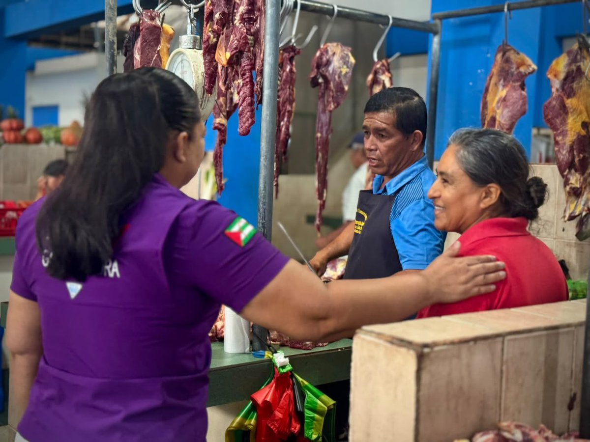 GoberManabi's tweet photo. #GobiernoDelEcuador 
Con el objetivo de cuidar el bolsillo de los manabitas, la gobernadora de Manabí visitó los mercados de Santa Ana:

✅Mercado Feria Libre
✅Mercado de Abarrotes
✅Mercado de Mariscos
✅Mercado Ayacucho https://t.co/NKRof3MQai