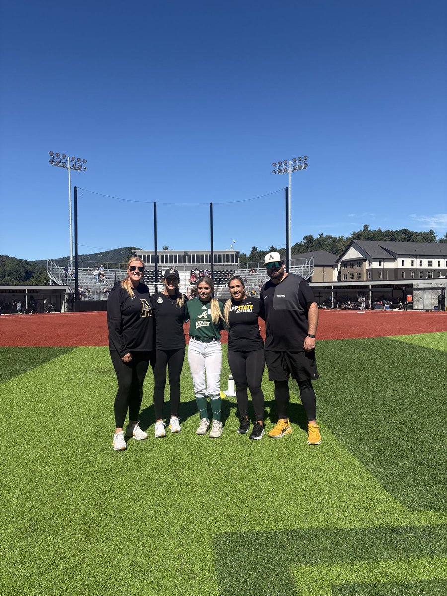 emmagourley05's tweet photo. Had a great time at @AppStateSB camp! Thank you @whitjones25 @MattAlberghini and all the coaches for a great experience. I really enjoyed getting to work with everyone and learn more about App State! Go Mountaineers!
@thevipernation 
@ATLVipersMcBay @CoachJCoram @MilzTony https://t.co/pX0xbTe8O3