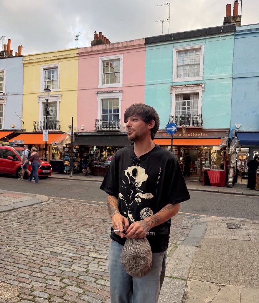 jesebelfreak's tweet photo. ATENÇAO!!🚨Louis Tomlinson passeando no calçadão da gameleira em Rio Branco Acre!!! https://t.co/7imkYJ0sAk