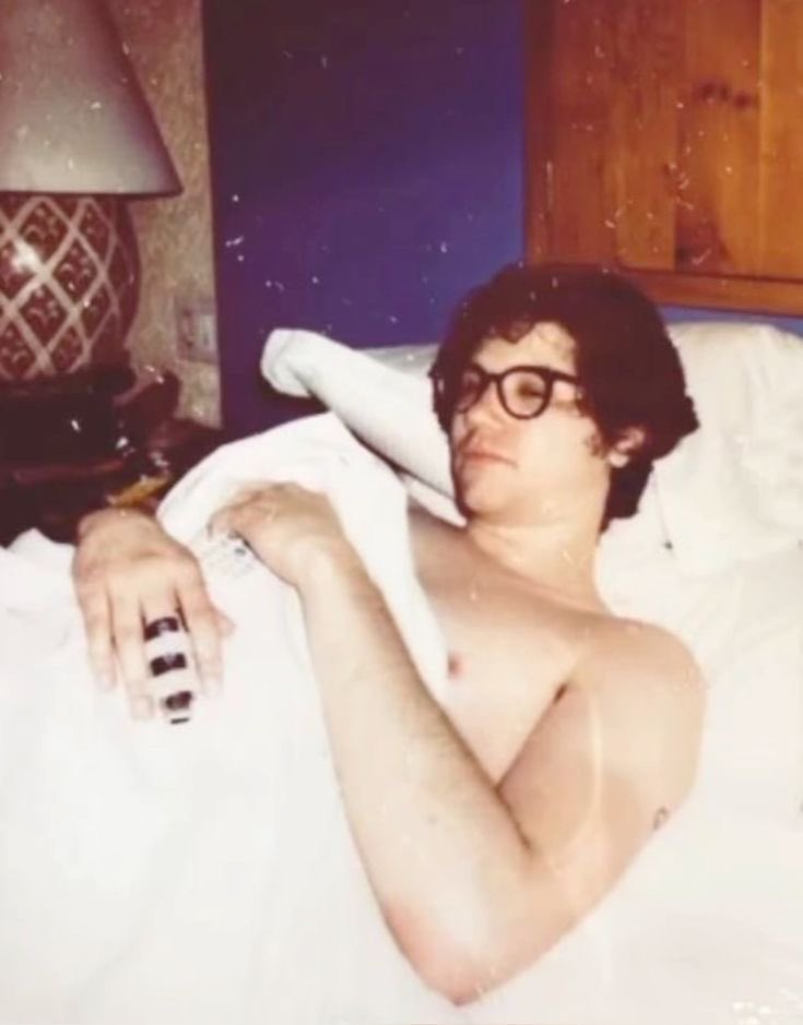 ryrolvr's tweet photo. ryan ross with injured finger https://t.co/p39xjGLWuB