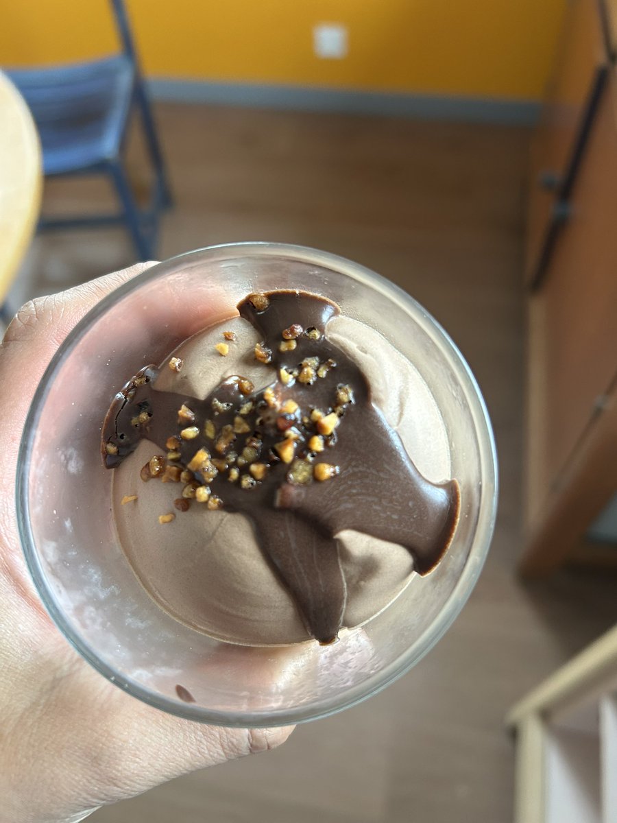 CoraRuizA's tweet photo. El mousse de chocolate, el vinito después de este laaaarrgooo día de trabajo, y la racha de 200 días en Duolingo, c’est tres magnific 🤌🧣 https://t.co/oNL6tv2BqH