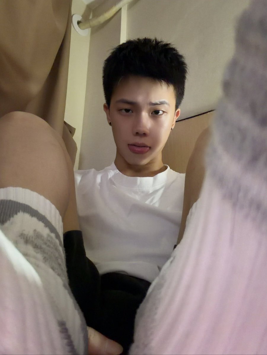 llxxoo88's tweet photo. 不好意思，踩到你了 https://t.co/TE7rhlnS6H