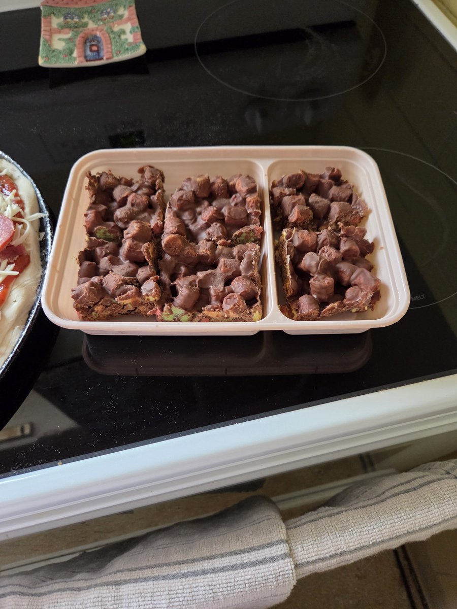 sandyweir20's tweet photo. Sunday dinner is homemade pizza and dessert is chocolate marshmallow squares. https://t.co/Gno7rR046h