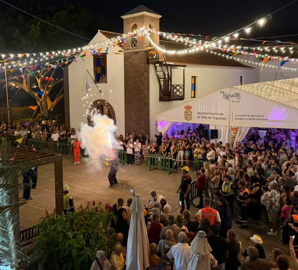 BorjaSenado's tweet photo. Fiestas de El Socorro de Tegueste “Hermanamiento de El Socorro de Tegueste con El Socorro de Breña Baja”💐🔔Bonito acto vivido anoche de hermanamiento entre dos pueblos, o dos barrios Canarios, como son El Socorro de Tegueste y de Breña Baja. Gracias a tod@s q hicieron posible👏 https://t.co/i0LCuIQM3D