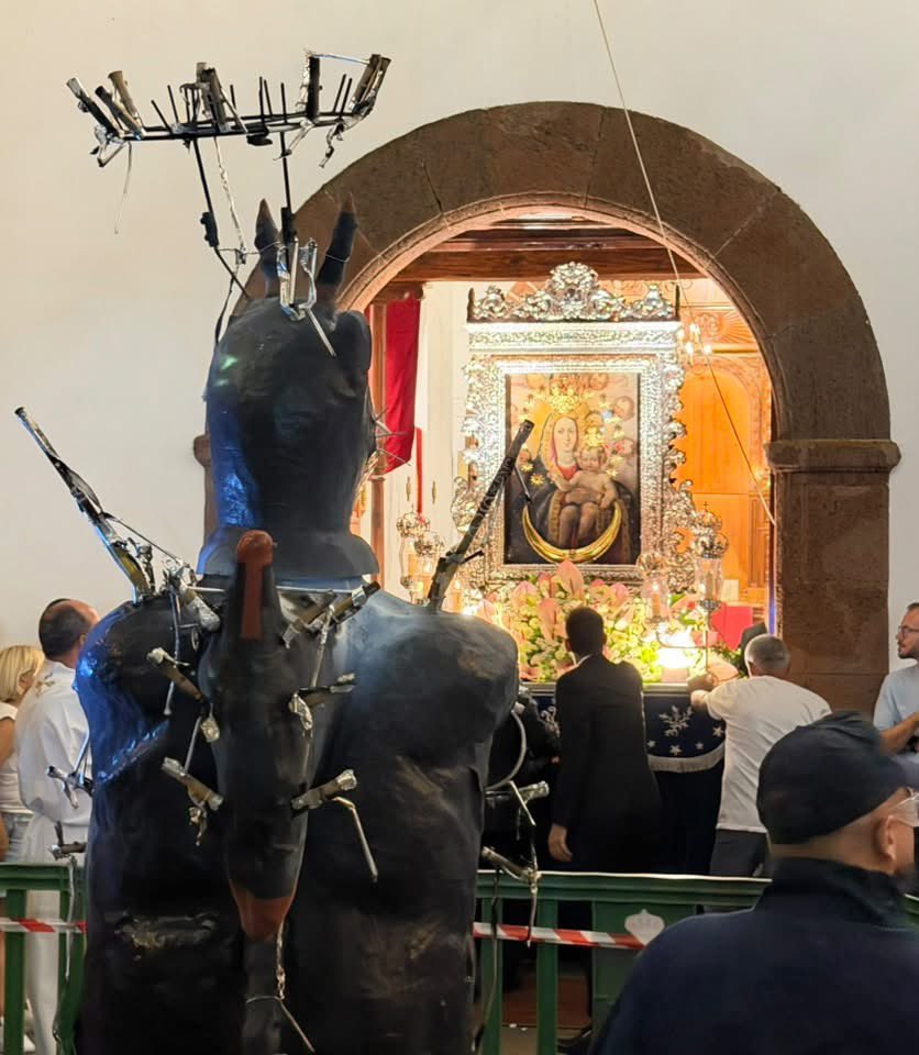 BorjaSenado's tweet photo. Fiestas de El Socorro de Tegueste “Hermanamiento de El Socorro de Tegueste con El Socorro de Breña Baja”💐🔔Bonito acto vivido anoche de hermanamiento entre dos pueblos, o dos barrios Canarios, como son El Socorro de Tegueste y de Breña Baja. Gracias a tod@s q hicieron posible👏 https://t.co/i0LCuIQM3D