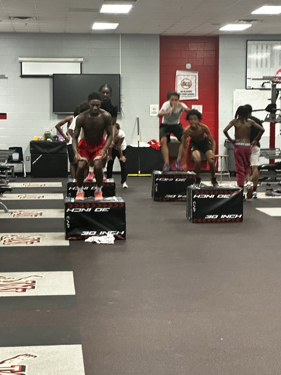 LyleSmith_12's tweet photo. Another week of work down for @newmanjagshoops , continuing to build these last couple weeks of pre-season. Strong performance this weekend in fall league action. @CoachCHollomon @swish_scout @KyleSandy355 @SHReport @VisionAthletic2 @CoachEd3232 https://t.co/BbAQnhBx0u