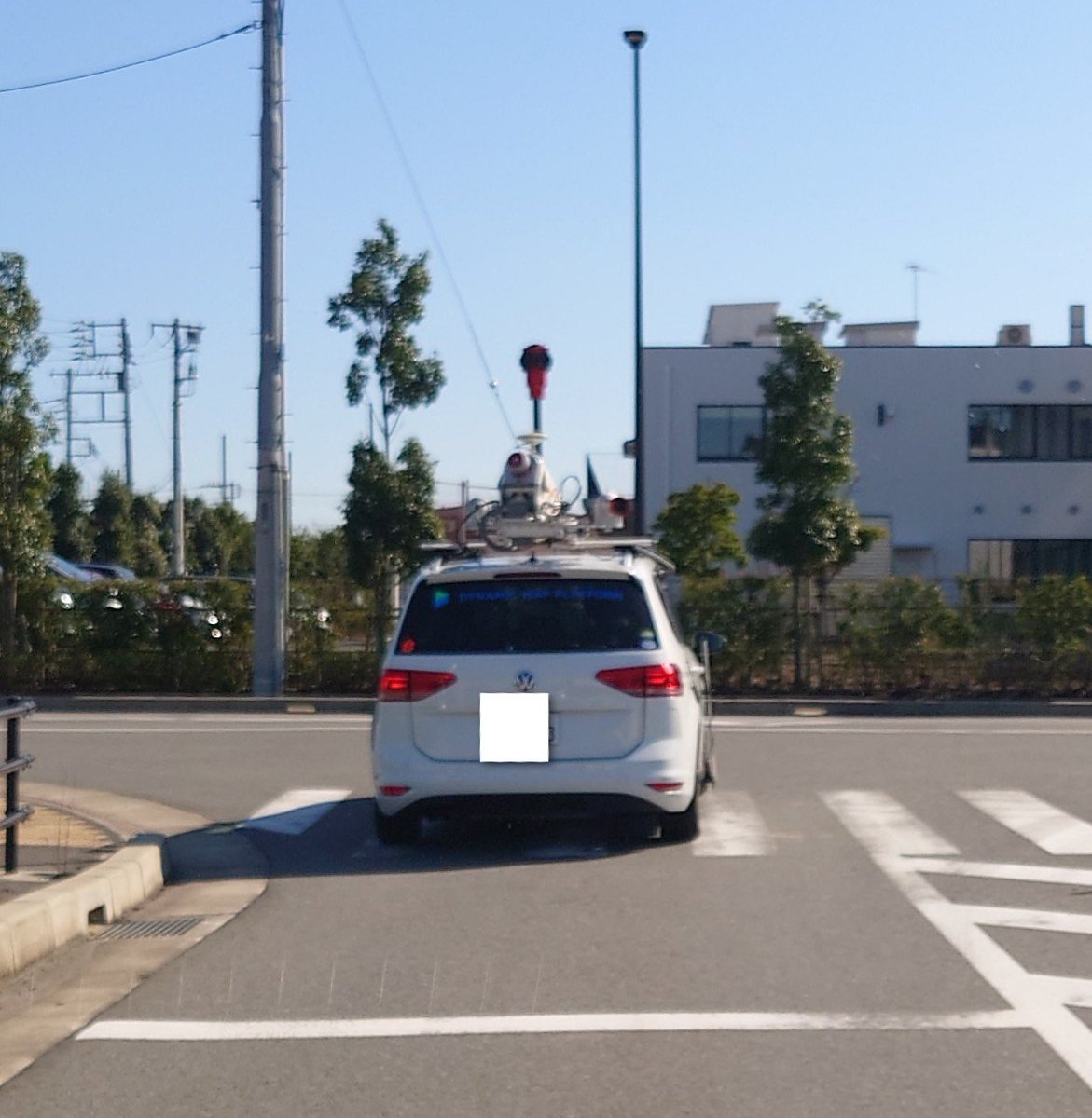 mattarist's tweet photo. これ、グーグルマップだったら写ってるかな〜。白い軽🚘 https://t.co/zpoJspuXdY
