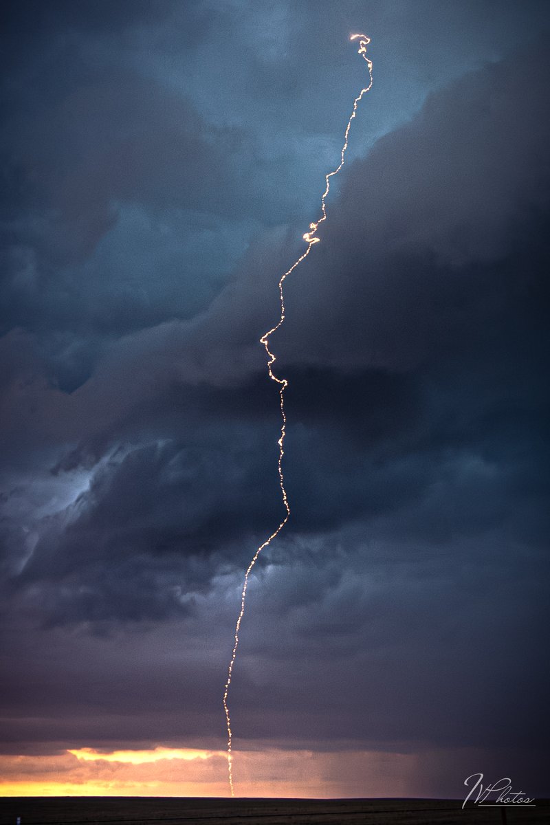 JVP_wx's tweet photo. 📸Some of the more unique and rare moments I've captured while storm chasing!
#wxtwitter #StormHour https://t.co/lGZ6h6Y4ns