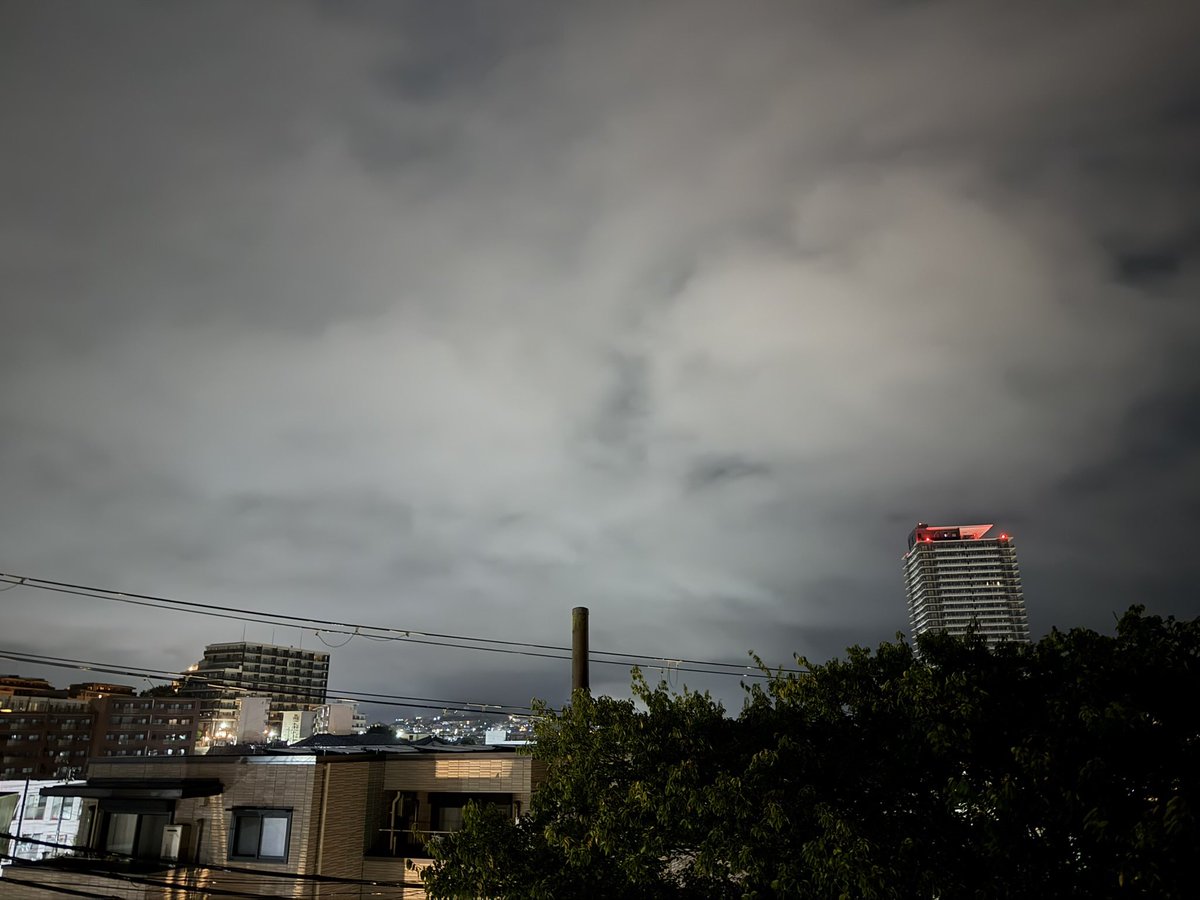 mt_kitahodaka's tweet photo. おはようございます。
神戸市は気温24.2℃、雨が強くなったり弱くなったりを繰り返しています。
昨日の大相撲、優勝した大の里関の涙にはこちらもウルっときました。
9月28日、皆様今日もよろしくお願いします🙇

#マイあさ　#イマソラ　#いまそら　#おはようございます https://t.co/OIuiFnum2d