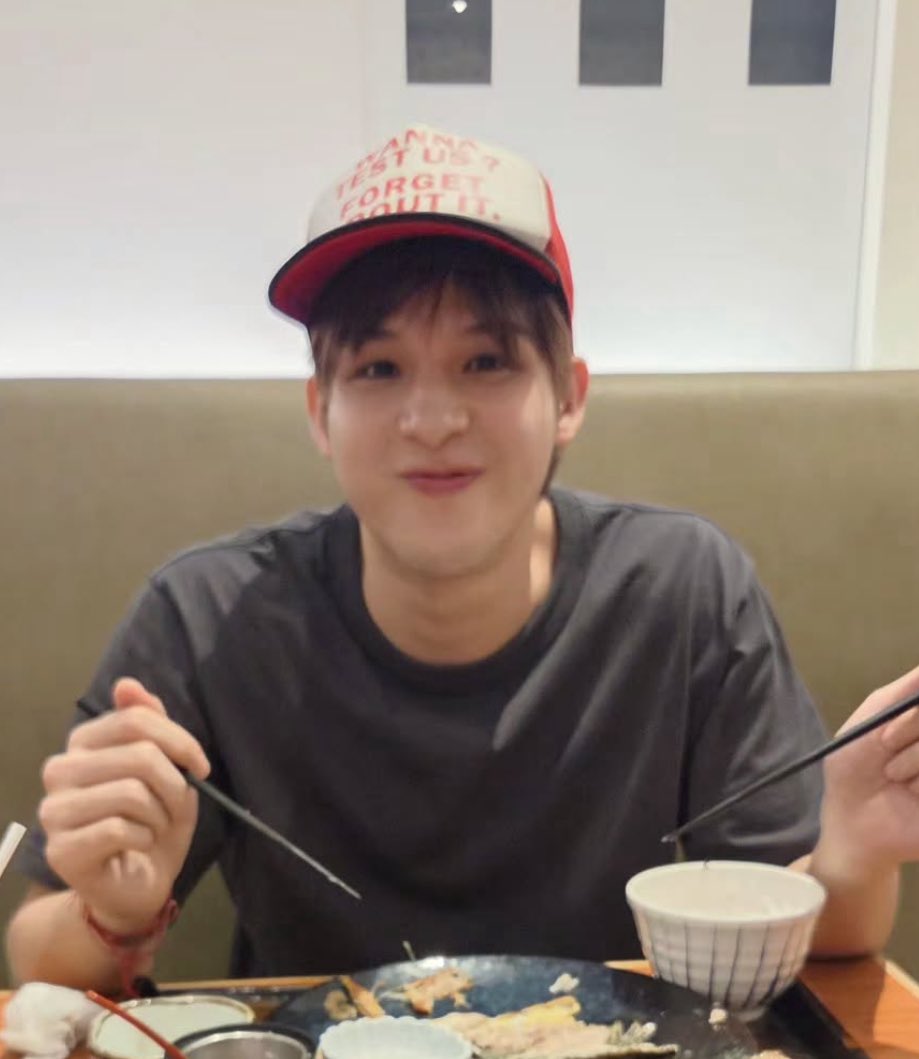 pinskynini_n's tweet photo. ยิ่งเห็นวันนี้แล้วก็ยิ่งอยากขอบคุณพี่เตอีกสักครั้งอะ ขอบคุณที่เก็บลอ.ไปเลี้ยงนะคะ เห็นได้ชัดมากว่าสกายมีพี่เตเป็นรุ่นพี่/เพื่อนที่สนิทอันดับต้นของค่าย ความเด็กสก. ความเนิร์ดไรต่าง ๆ ยิ่งสนิทกันง่าย กายๆดูแฮปปี้ม๊ากเวลาอยู่กับตตว. ได้พากันไปเที่ยวเยอะแยะเลย ถ้าไม่มีพี่เต ก็อาจจะไม่ได้เห็นสิ่งเหล่านี้ แถมพี่เตคือคนที่ทำให้อทว.ติดบ้านออกจากบ้านได้อะขอบคุณจริง ๆคับ ป๊าเตกับลอ. น่ารักกันมาก 

#skywongravee #Tawan_V