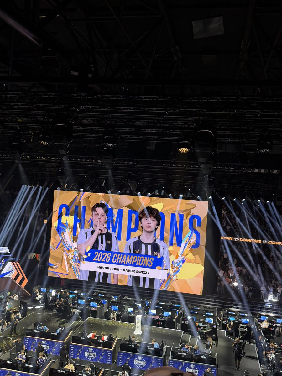 ArtexClip's tweet photo. MERCI À TOUT CEUX QUE J’AI VU DANS LE PARCAGE VOUS ÊTES DES GOATS ! 🤍💛 @allysonmrf @larsgraphic @ZFR_Booby @loduc99 @Silver_fnbr @Sylkaos @SlydiZz @Jinskow @TalmoFN 

ON EST CHAMPIONS DU MONDE ! 🥹@HvKGGs @ZetFarYT @wazzth @SwizzY281 @pixiefnbr https://t.co/8KWuG97OkU
