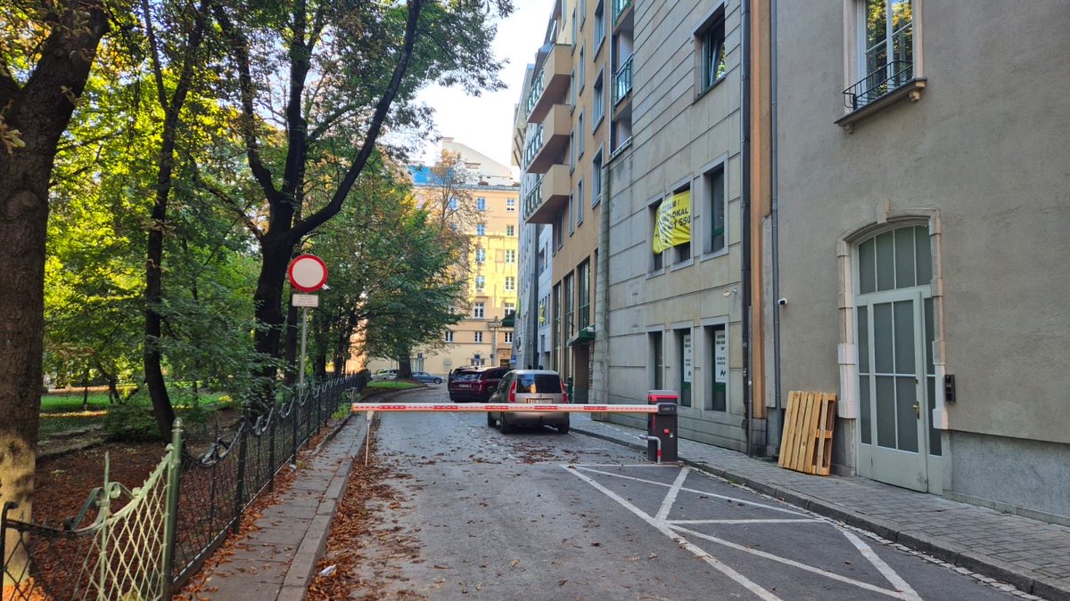 ZabytkoweC's tweet photo. Oligarchowie zamykają ulice 
Fragment ul. św. Marka przy Plantach, w samym sercu Krakowa, łączy się z innymi ulicami. Mimo to ZDMK określa ten odcinek jako drogę wewnętrzną. Dziś przejazd zamyka szlaban.
O zaliczeniu drogi do kategorii decyduje Rada Miasta w drodze uchwały. https://t.co/B28h4TFx27