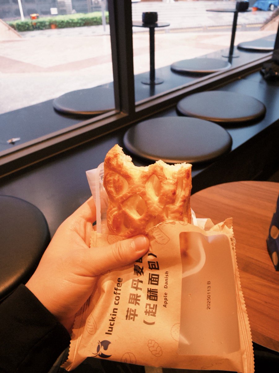 JohanneNwg's tweet photo. Una bolsa de pan recién horneado con un olor irresistible, comido en un banco bajo el sol de la tarde. https://t.co/SHlnerrVsU