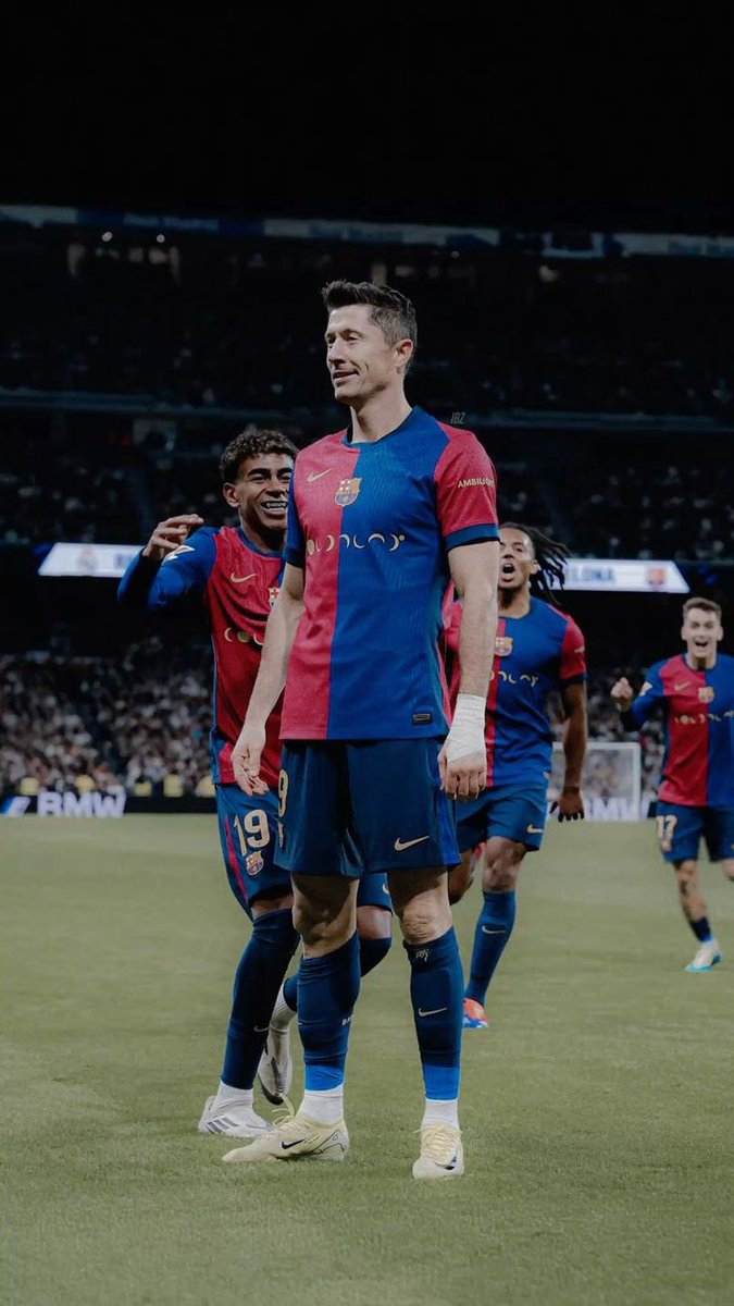 Signal_Alvin's tweet photo. Reminds me of Lewandowski’s goal against Real Madrid in the El Classico last 2 seasons. That Pap’s didn’t even celebrate. Just stood there staring at the fans at the stadium.   https://t.co/zyw8Nln4LB https://t.co/8lNZx2AU8i
